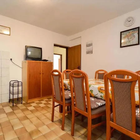 Apartment In 17 Pula